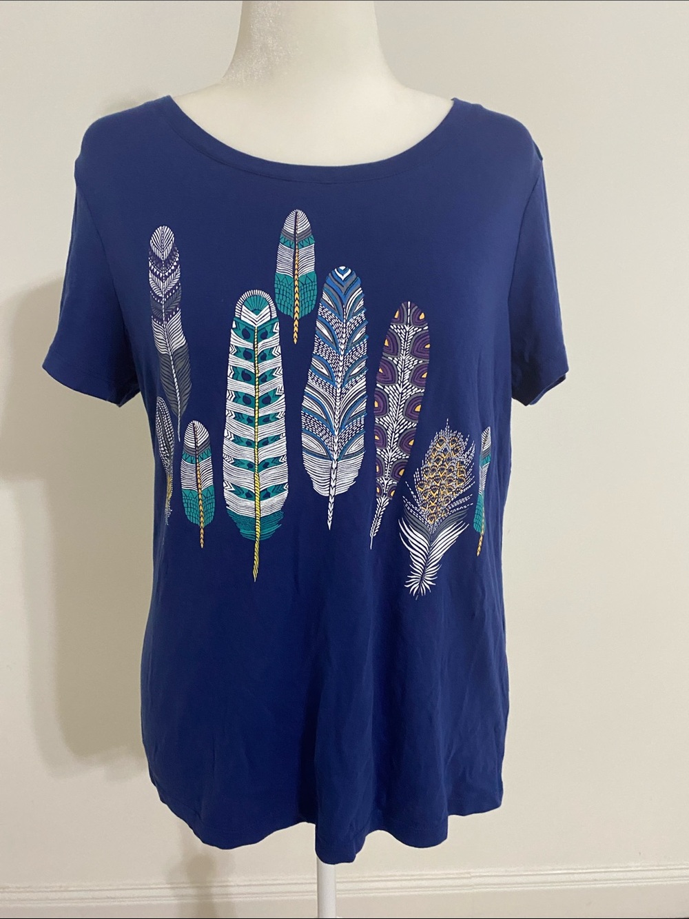 sahalie Navy Short Sleeve Tee with Multicolor Feather Motif NWOT
